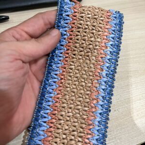 Peça trançada em azul, bege e marrom