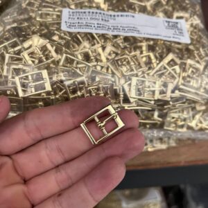 Fivela metálica com pino