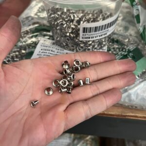 Ilhós pequenos cilindros metálicos com borda